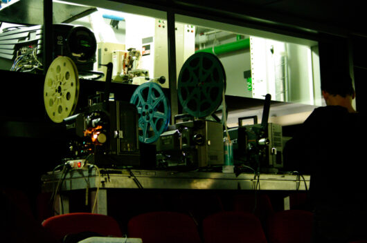 22 Mars - Cabine de projection. Projecteurs 16mm © Gaëlle Delort