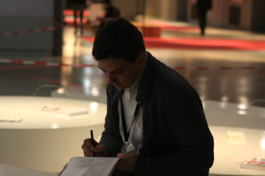 17 Mars - Javier Packer-Comyn (directeur artistique de Cinéma du réel) prépare son discours avant la cérémonie d'ouverture du festival © Marion Staltel