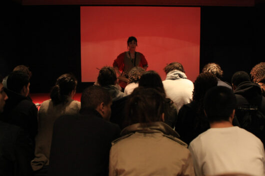18 Mars - Elisabetta Pomiato (chargée de la gestion et du développement de Cinéma du réel) accueille des scolaires © Marion Staltel