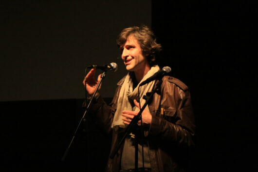 27 Mars - Mémoire du Réel. Le réalisateur Henri-François Imbert présente la séance hommage au réalisateur sénégalais Samba Félix Ndiye © Marion Staltel
