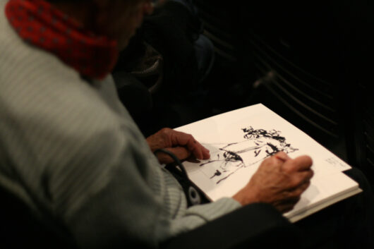 4 Mars - Soirée d'ouverture. Edmond Baudoin, scénariste et dessinateur de BD, réalise un carnet de croquis inspiré par les films qu'il regarde en salle © Valérie Dupoy