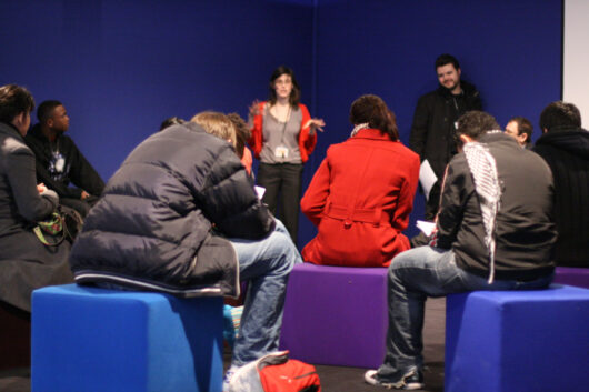 5 Mars - Elisabetta Pomiato, chargée de la gestion et du développement du festival, présente le festival à des scolaires © Valérie Dupoy