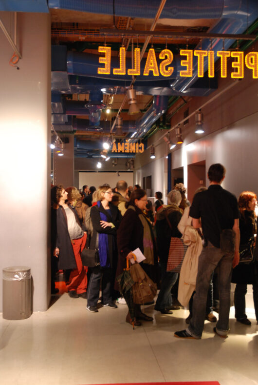 9 Mars - File d'attente © Mélodie Penet