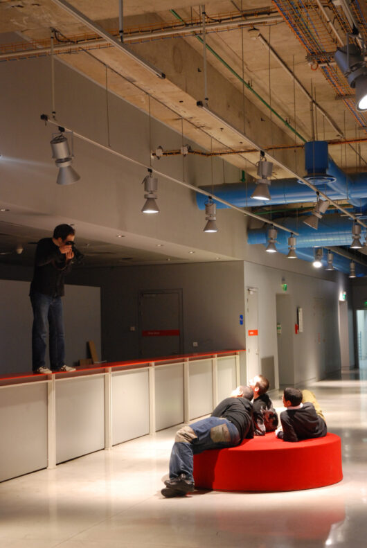 8 Mars - Le photographe Florent Michel prend une partie du casting du film SECTION ENFANTS SAUVAGES en photo © Mélodie Penet