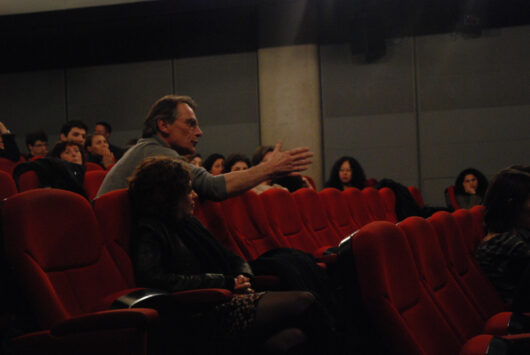 8 Mars - Compétition Française. Un spectateur intervient après la projection du film SECTION ENFANTS SAUVAGES de  Éric Tachin et Laurence Doumic Roux © Mélodie Penet