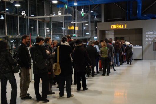 7 Mars - File d'attente © Mélodie Penet