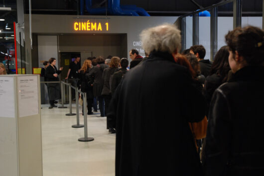 7 Mars - File d'attente © Mélodie Penet