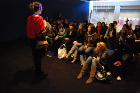 9 Mars - Elisabetta Pomiato (chargée de la gestion et du développement), présente le festival à des scolaires © Alexia Villard
