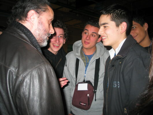 Le réalisateur Omar Amiralay avec de jeune spectateurs © Mathieu Marre